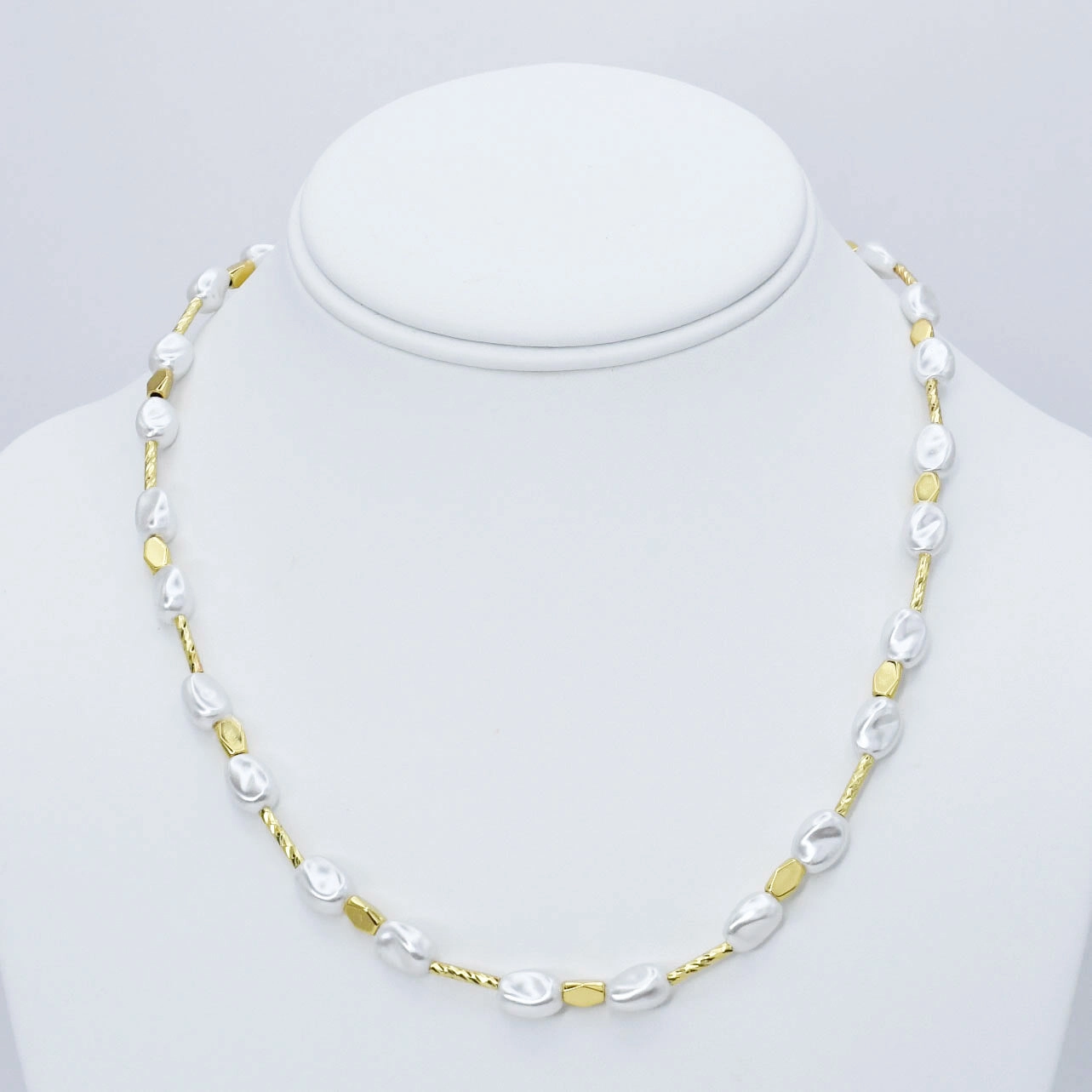 Sunlit pearls necklace