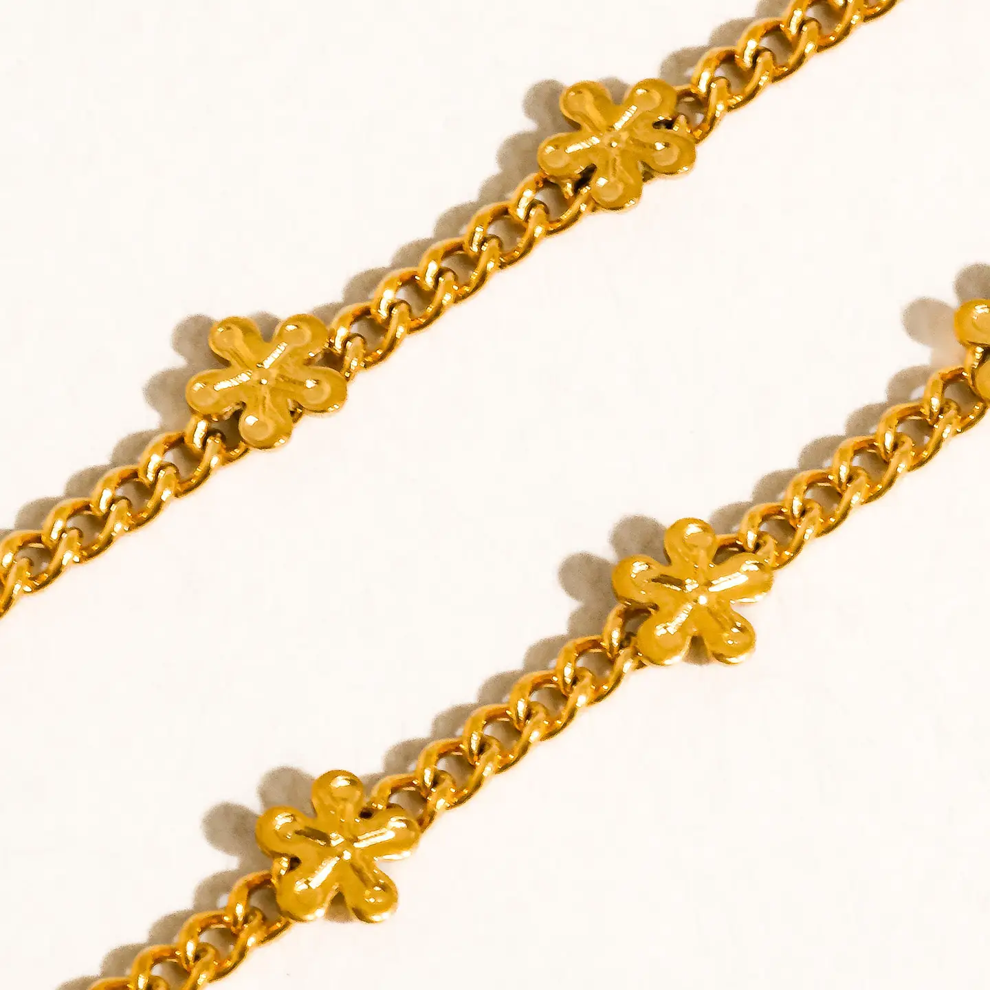 Haisley 18K Gold Non-Tarnish Dainty Flower Chain Necklace
